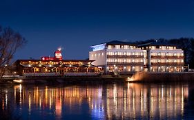 Riverside Hotel